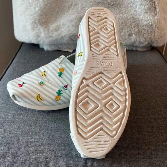 Toms Slides - Picture 2 of 4